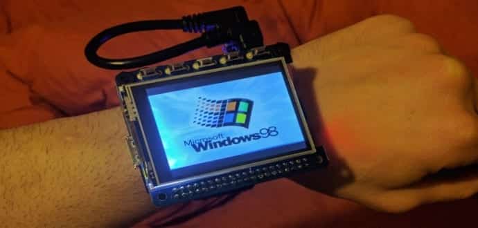 このスマートウォッチは、実際には Windows 98 を実行する Raspberry Pi コンピュータです。