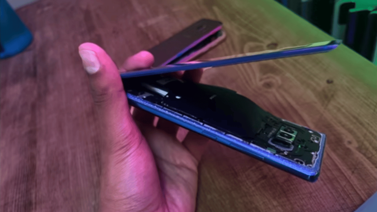 古いSamsung携帯電話内のバッテリーが膨張している：レポート