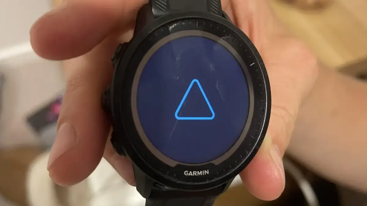 Garmin GPSウォッチは、青い三角形のブートループに貼り付けられています